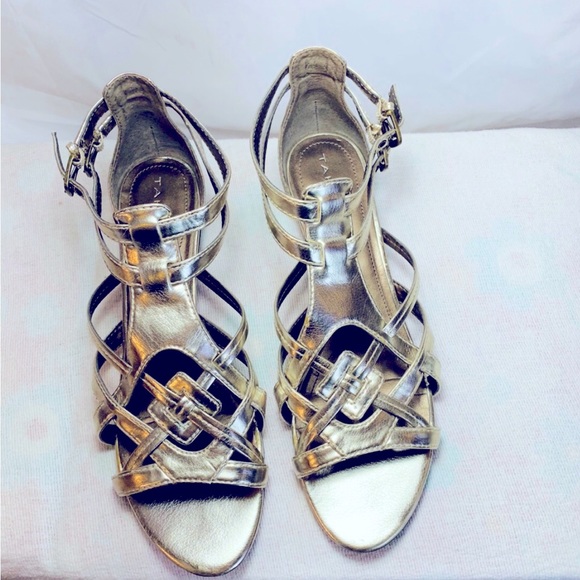 TAHARI Sandals. 9.5 - Picture 2 of 8